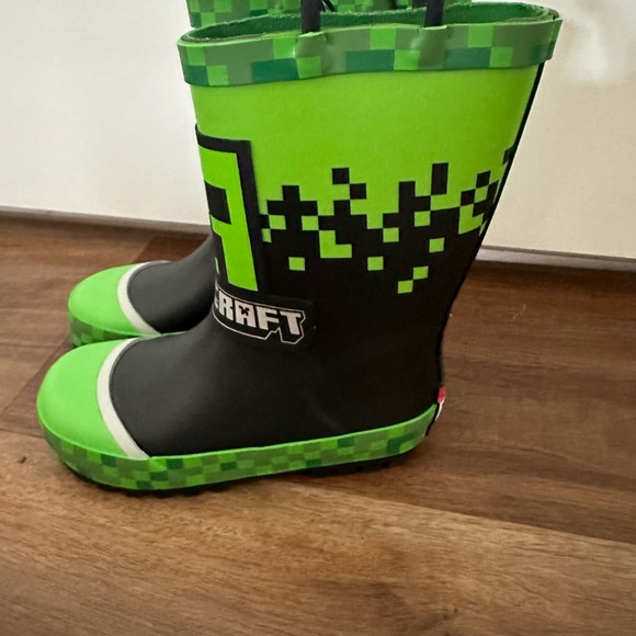 NEW Kid’s Minecraft Rain Boots Kids Size 10/11 NWT - Picture 9 of 10